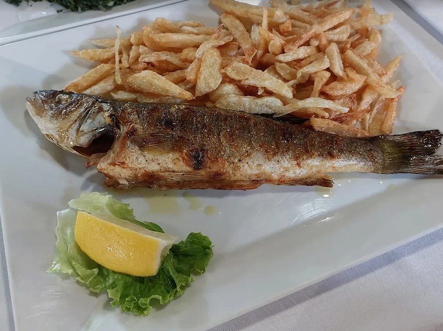 Brancin sa žara s pomfritom i limunom