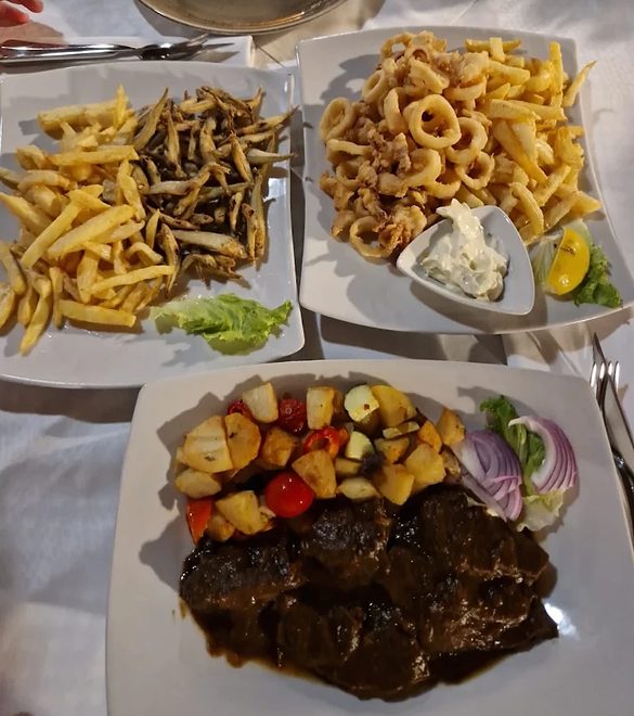Pržene girice i lignje s pomfritom, uz pirjano meso