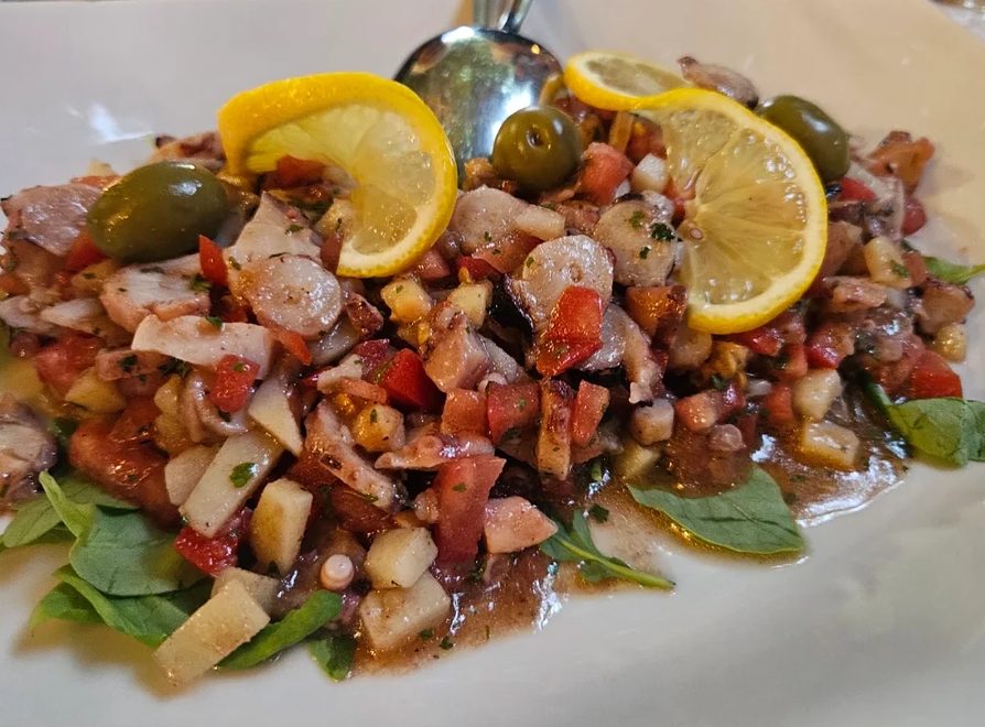 Salata od hobotnice s maslinama i limunom