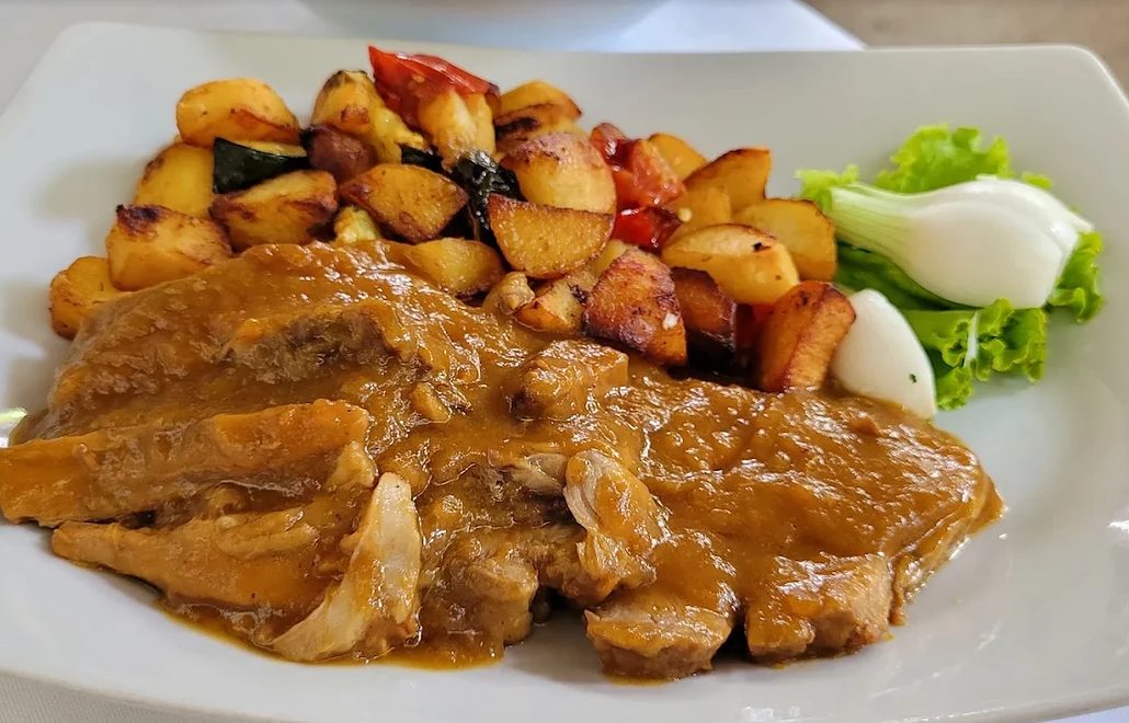 Meso u umaku s pečenim krumpirom i mladim lukom