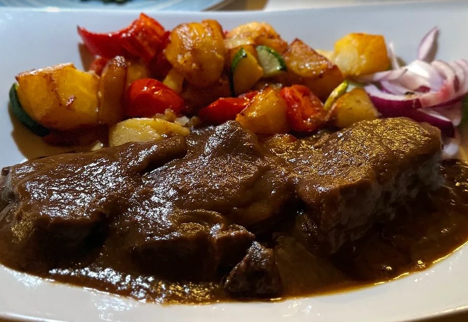Pirjano meso u gustom umaku uz pečeno povrće