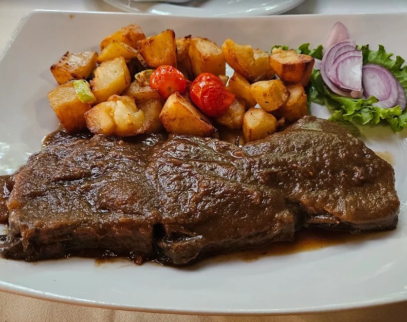 Pirjano meso u tamnom umaku s pečenim krumpirom