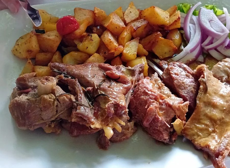 Pečeno meso s ružmarinom i pečenim krumpirom